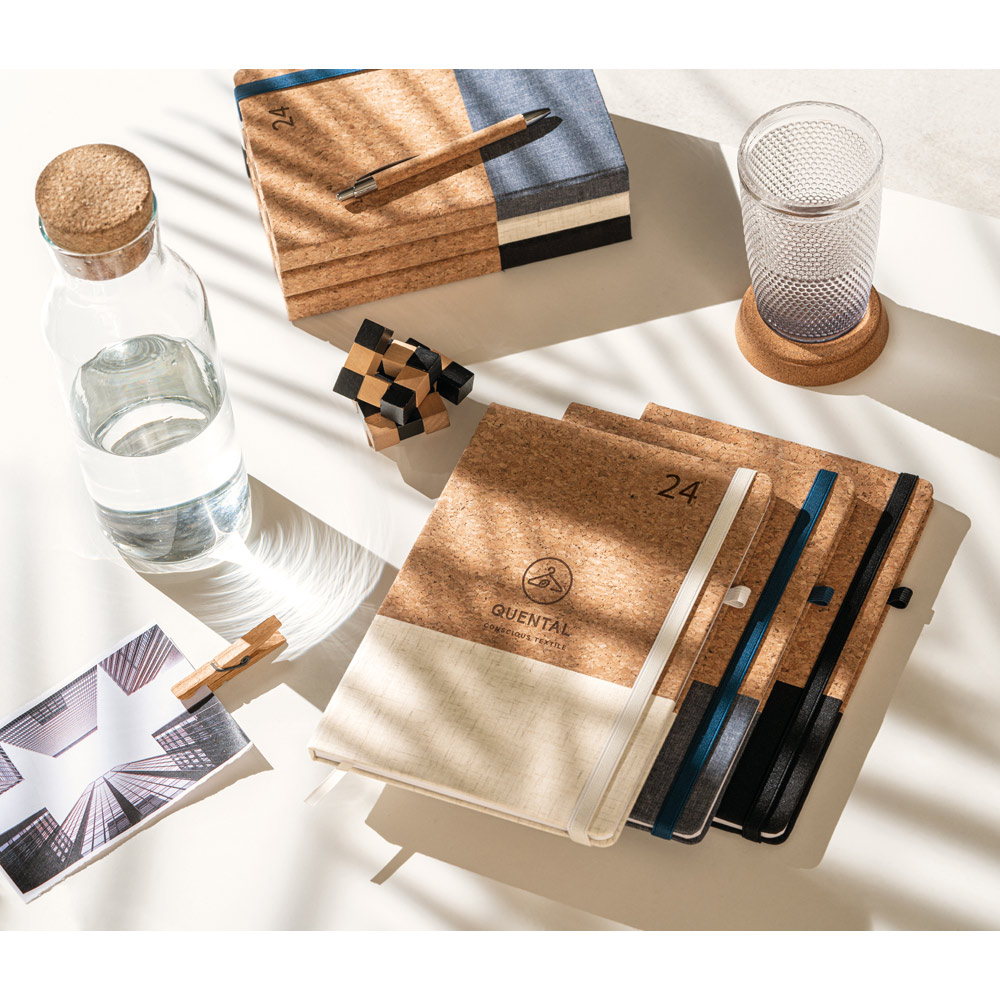 Brindes Personalizados em BH para Empresas | QUENTAL Agenda A5 em cortiça e linho com suporte para esferográfica